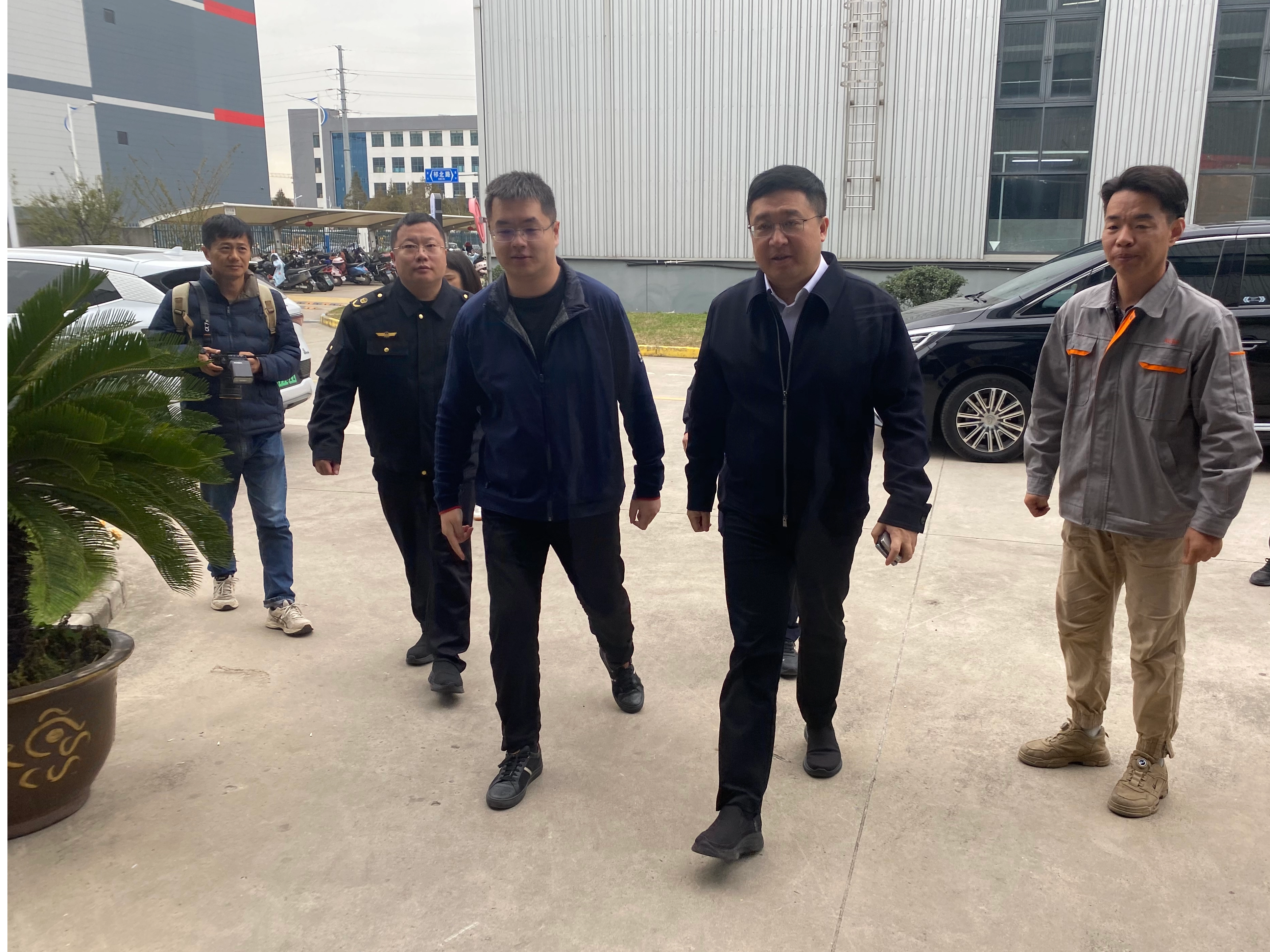 玉祁镇曹严镇长视察阿路米（无锡）有限公司，助力企业发展